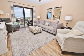 Appartement, 1 kingsize bed (Hacienda del Sol II 506) | Woonruimte | Een televisie