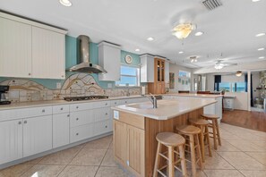 House, Multiple Beds (LaKaSa House on Hill Street) | Private kitchen