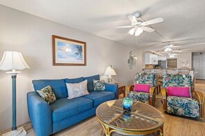 คอนโด, เตียงคิงไซส์ 1 เตียง และโซฟาเบด (Hacienda del Sol II 413) | บริเวณนั่งเล่น | ทีวี