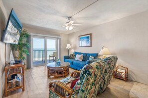 คอนโด, เตียงคิงไซส์ 1 เตียง และโซฟาเบด (Hacienda del Sol II 413) | บริเวณนั่งเล่น | ทีวี