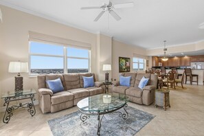 คอนโด, หลายเตียง (Malibu 704) | บริเวณนั่งเล่น