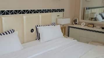 1 dormitorio, tabla de planchar con plancha, ropa de cama