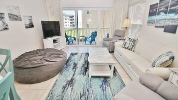 Condo, varias camas (Ocean Club North C208) | Área de sala de estar | Televisión