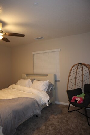 4 bedrooms, iron/ironing board, WiFi, bed sheets