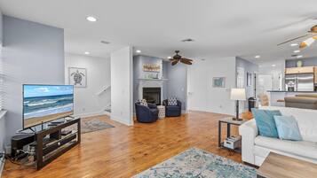 Casa, varias camas (Ocean's Edge) | Área de sala de estar | Televisión