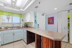 Condo, 1 cama Queen size y sofá cama (Oceania Plaza 202) | Cocina privada | Horno y tostadora 