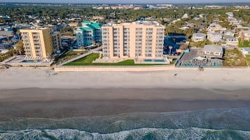 Condo, 1 cama Queen e sofá-cama (Oceania Plaza 202) | Praia | Na praia