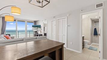 Condo, varias camas (Oceania Plaza 405) | Área de sala de estar