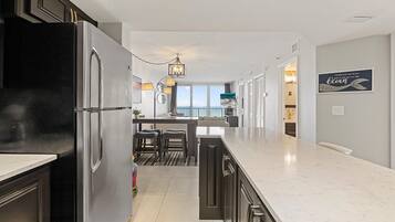 Condo, varias camas (Oceania Plaza 405) | Cocina privada | Horno