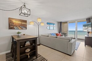 Living area - Oceania Plaza 405 (New Smyrna Beach)