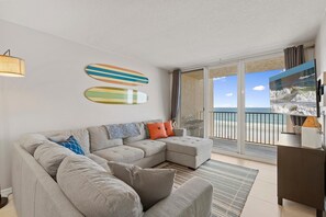 Living area - Oceania Plaza 405 (New Smyrna Beach)