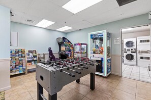 Apartment, 1 King-Bett (Oceania Plaza 502) | Spielezimmer