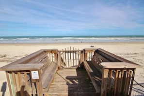 Ferienhaus, 1 Queen-Bett und Schlafsofa (Oceanside Village D2) | Strand | Am Strand