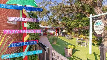 Rumah, 1 Tempat Tidur Queen dengan tempat tidur Sofa (Oceanside Village D2) | Tempat makan outdoor