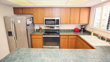 Rumah, 1 Tempat Tidur Queen dengan tempat tidur Sofa (Oceanside Village D2) | Dapur pribadi