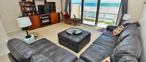 ハウス クイーンベッド 1 台ソファーベッド付き (Oceanside Village D2) | リビング エリア