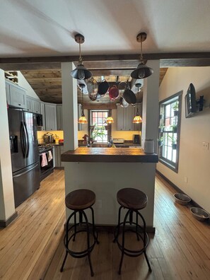 冷蔵庫、電子レンジ、オーブン、コンロ