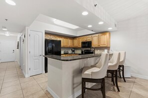 Leilighet, flere senger (Oceanwalk 13-404) | Eget kjøkken | Ovn, kaffetrakter/tekoker, brødrister og hurtigmikser