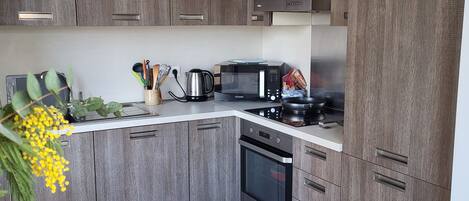 Réfrigérateur, micro-ondes, four, plaque de cuisson