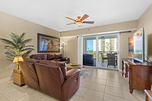 Condo, nhiều giường (Oceanwalk 13-406) | Khu phòng khách