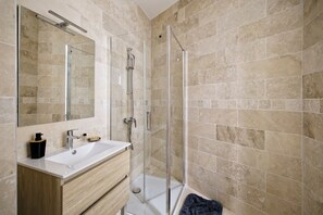 Kostenlose Toilettenartikel, Haartrockner, Handtücher