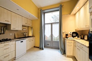 Refrigerador, microondas, horno, lavavajillas