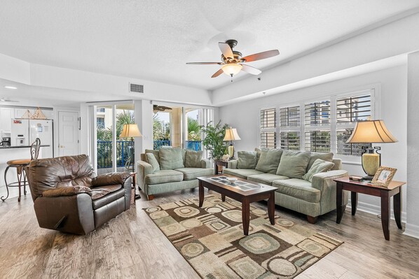 Condo, varias camas (Oceanwalk 14-307) | Área de sala de estar