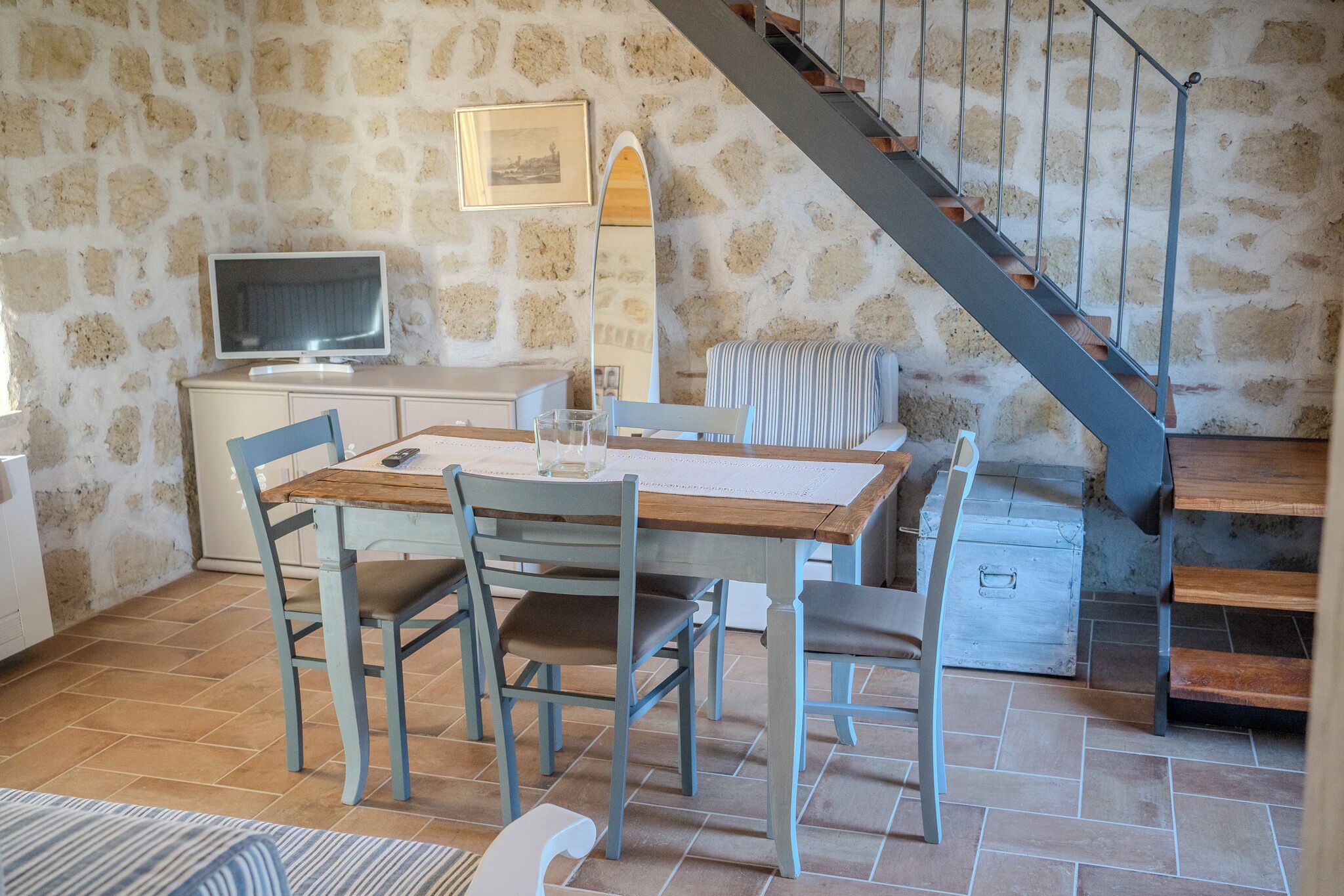 Apartment | Living area | 32-inch TV with cable channels