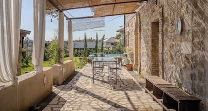 Casale nel Verde con Piscina e Vista