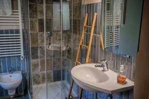 Apartemen | Kamar mandi | Pengering rambut, kloset, handuk, dan sabun
