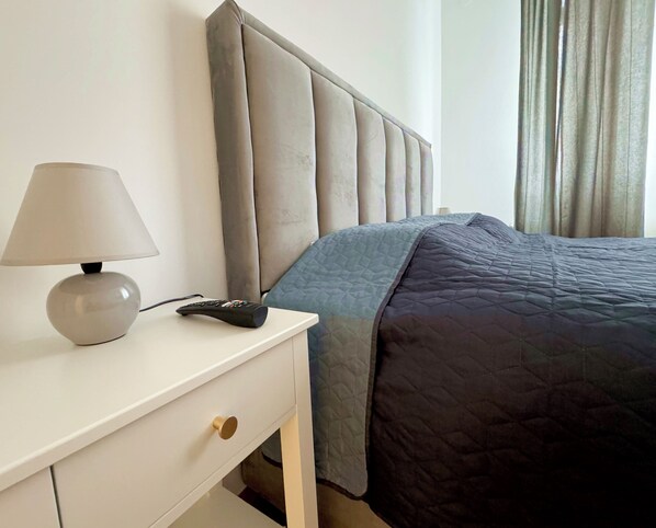Tabla de planchar con plancha, wifi y ropa de cama