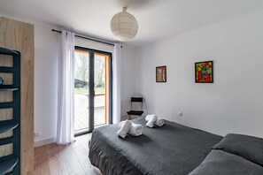 5 bedrooms, iron/ironing board, free WiFi, bed sheets