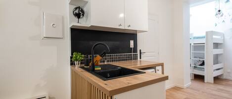 Kjøleskap, mikrobølgeovn, kaffetrakter/tekoker og vannkoker