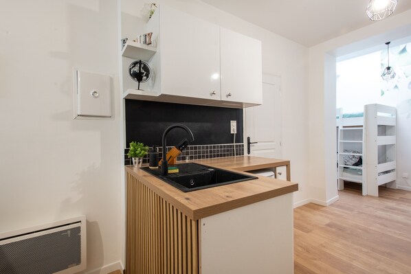 Kühlschrank, Mikrowelle, Wasserkocher mit Kaffee-/Teezubehör