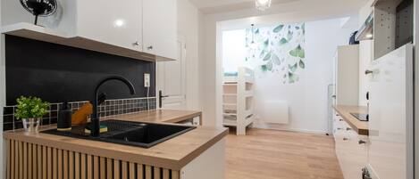 KĂŒhlschrank, Mikrowelle, Wasserkocher mit Kaffee-/Teezubehör
