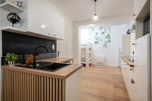 Kühlschrank, Mikrowelle, Wasserkocher mit Kaffee-/Teezubehör