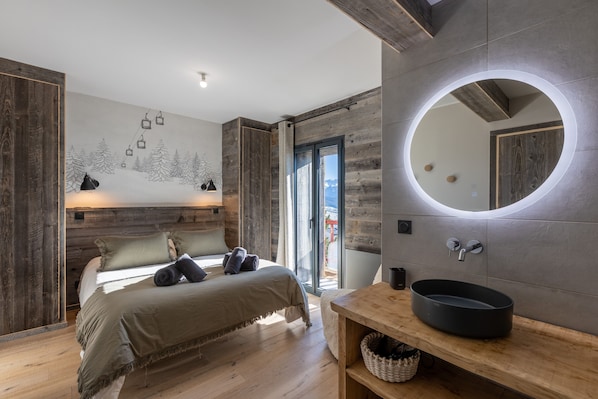 4 bedrooms, iron/ironing board, free WiFi, bed sheets