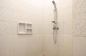 Deluxe Double Room | Bathroom | Shower, towels, soap, shampoo - Capital O G-hans Residence (Depok)
