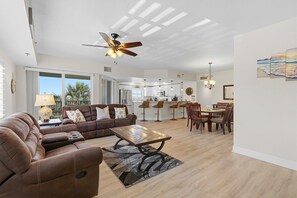 Appartement, Meerdere bedden (Oceanwalk 14-301) | Woonruimte | Televisie