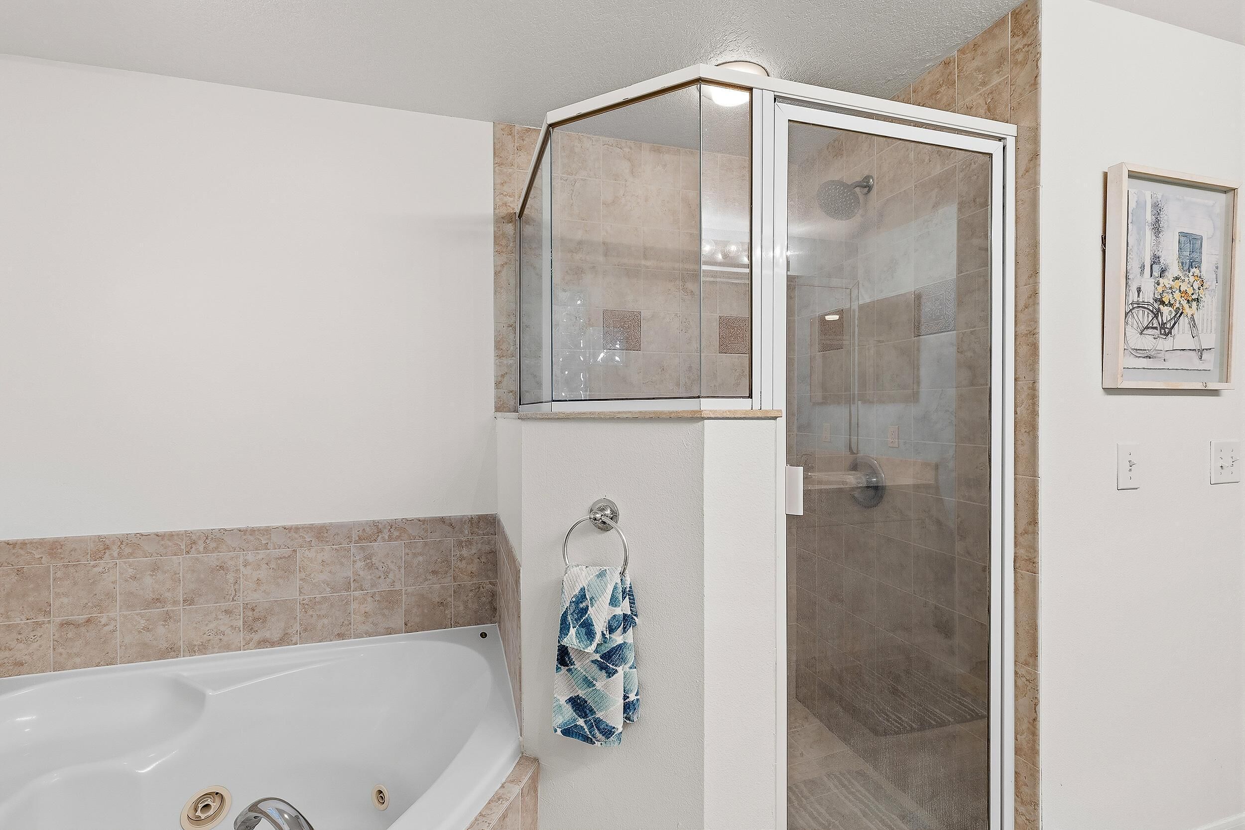 Apartment, Mehrere Betten (Oceanwalk 14-301) | Badezimmer | Haartrockner, Handtücher, Seife, Shampoo