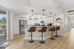 Condo, varias camas (Oceanwalk 14-301) | Cocina privada | Horno, cafetera y tetera, tostadora y licuadora 