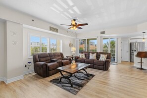 Condo, varias camas (Oceanwalk 14-301) | Área de sala de estar | Televisión 