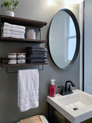 Douche, sĂšche-cheveux, serviettes fournies, papier toilette