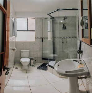 Comfort Triple Room | Bathroom | Shower, rainfall showerhead, hair dryer, bathrobes - HOTEL LITAN (Cusco)