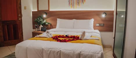 Comfort Room, 1 Queen Bed | Premium bedding, down comforters, desk, laptop workspace
