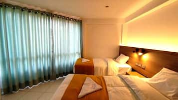 Ropa de cama de alta calidad, cubrecamas y escritorio