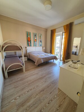 Escritorio, wifi gratis y ropa de cama 