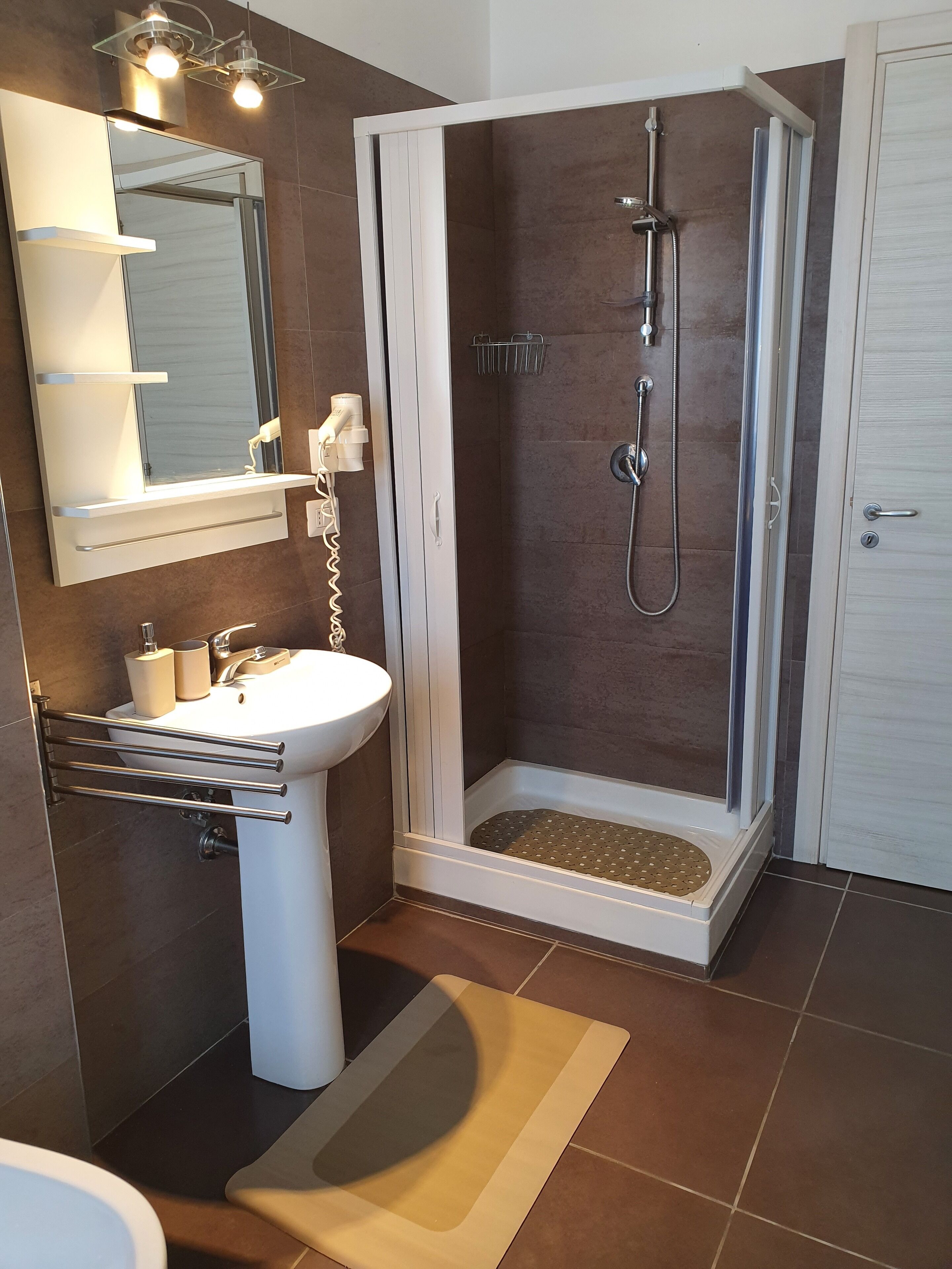 Kamar Quadruple Keluarga, balkon, pemandangan kebun | Kamar mandi | Shower, perlengkapan mandi gratis, pengering rambut, dan kloset