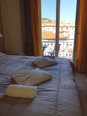 Escritorio, wifi gratis y ropa de cama 