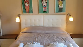 Habitación cuádruple familiar, balcón, vista al jardín | Escritorio, wifi gratis y ropa de cama